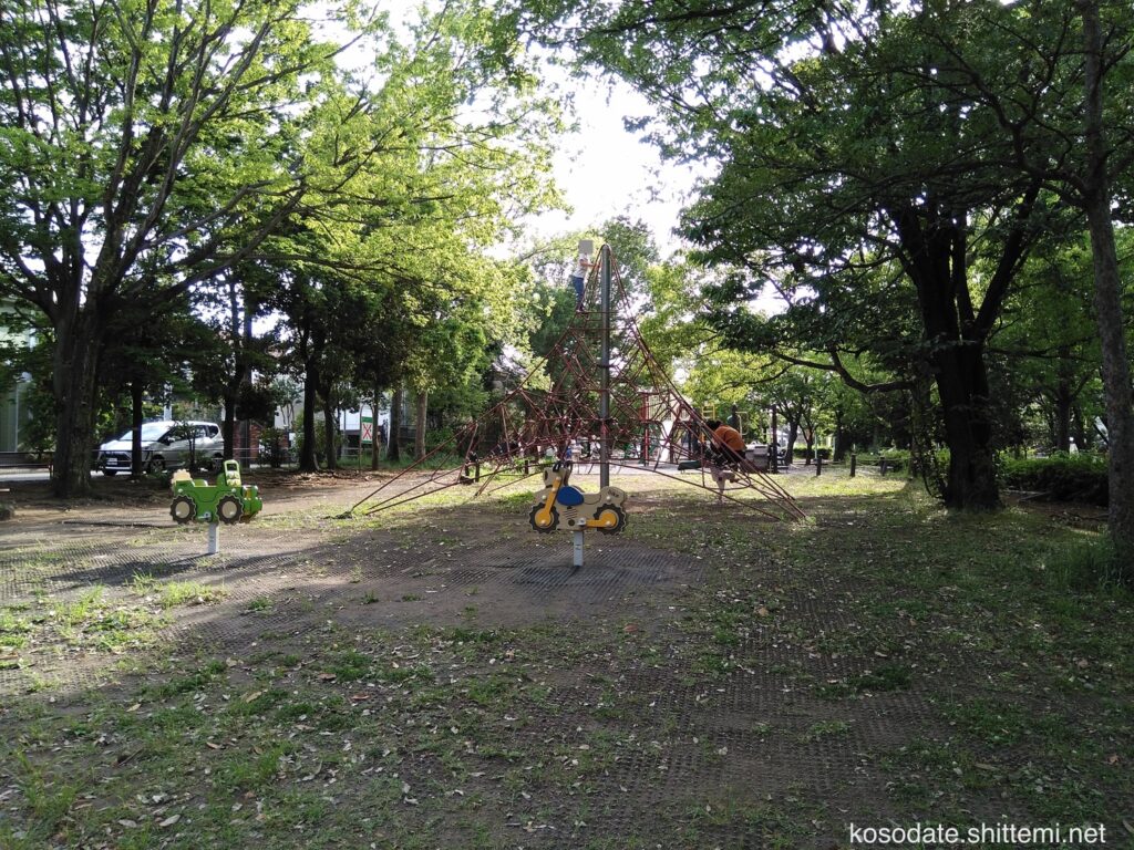 泉田向公園　ロッキング遊具とネットのジャングルジム