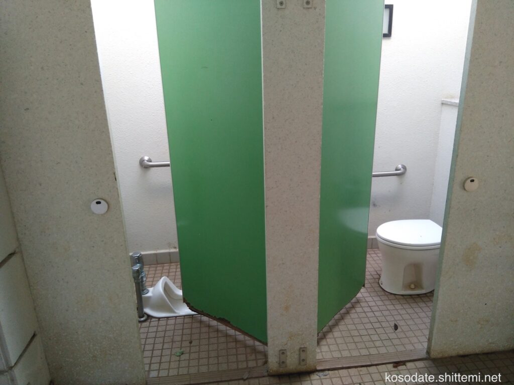 大塚・歳勝土遺跡公園 男子トイレの個室