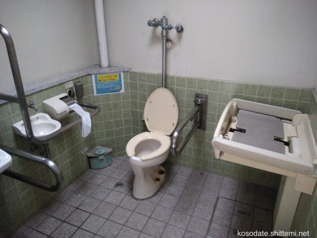 県立東高根森林公園 出会いの広場そばのトイレ
