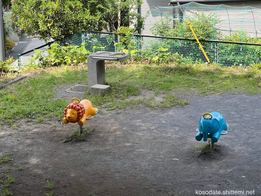 神木本町４丁目公園 ロッキング遊具と手洗い場
