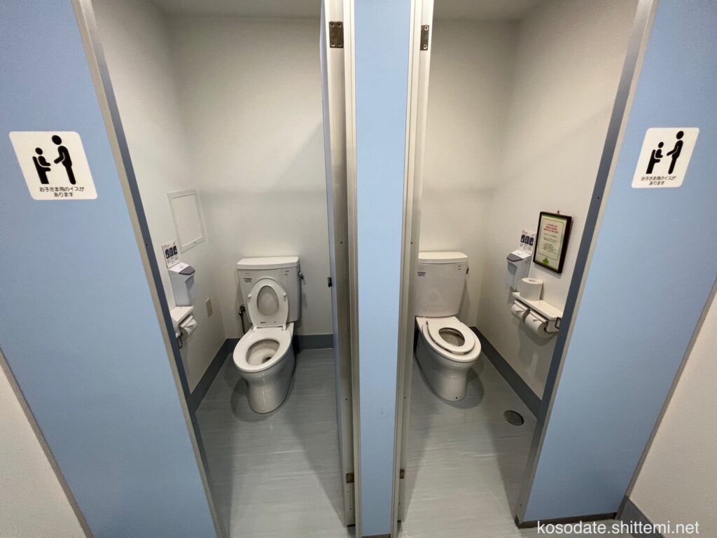 「キッズパーク ハピピランド　ルララ港北店」 男子トイレの個室