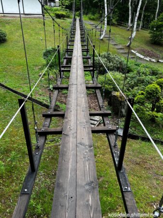 戸隠民俗館・戸隠忍法資料館・忍者からくり屋敷　吊り橋の上から